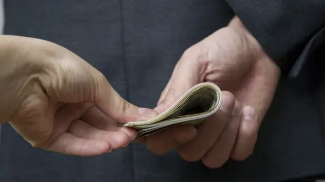 腾讯分分彩:路姓男子向公职人员行贿超千万元,作为证人提供证言:连续5年去办公室送钱